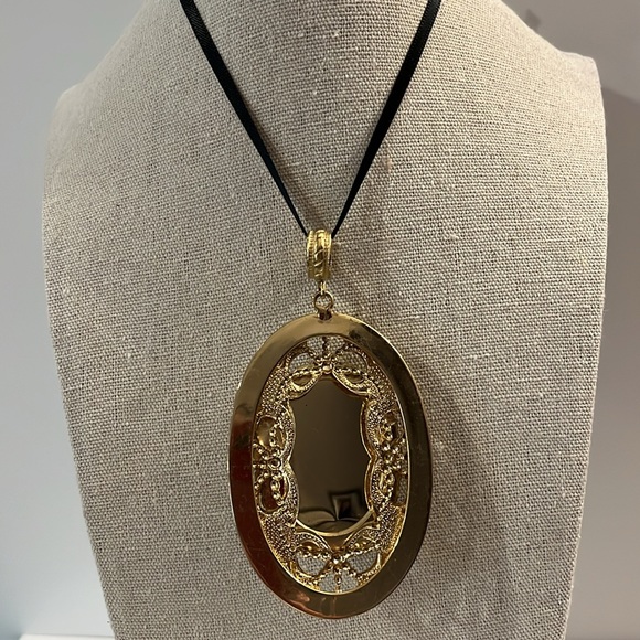 Vintage Oval Amber Pendant set in beautiful bezel. Faceted stone. Pendant only. - Picture 12 of 15